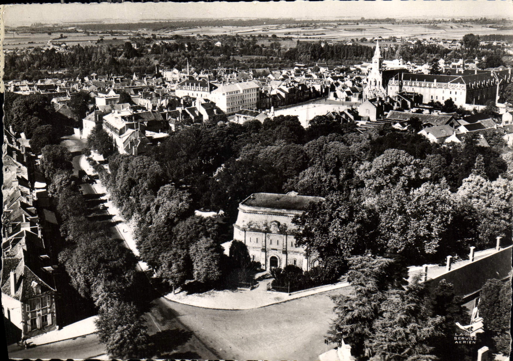 CPM En Avion au dessus de Issoudun Indre le jardin Public Place et basilique du Sacre Coeur