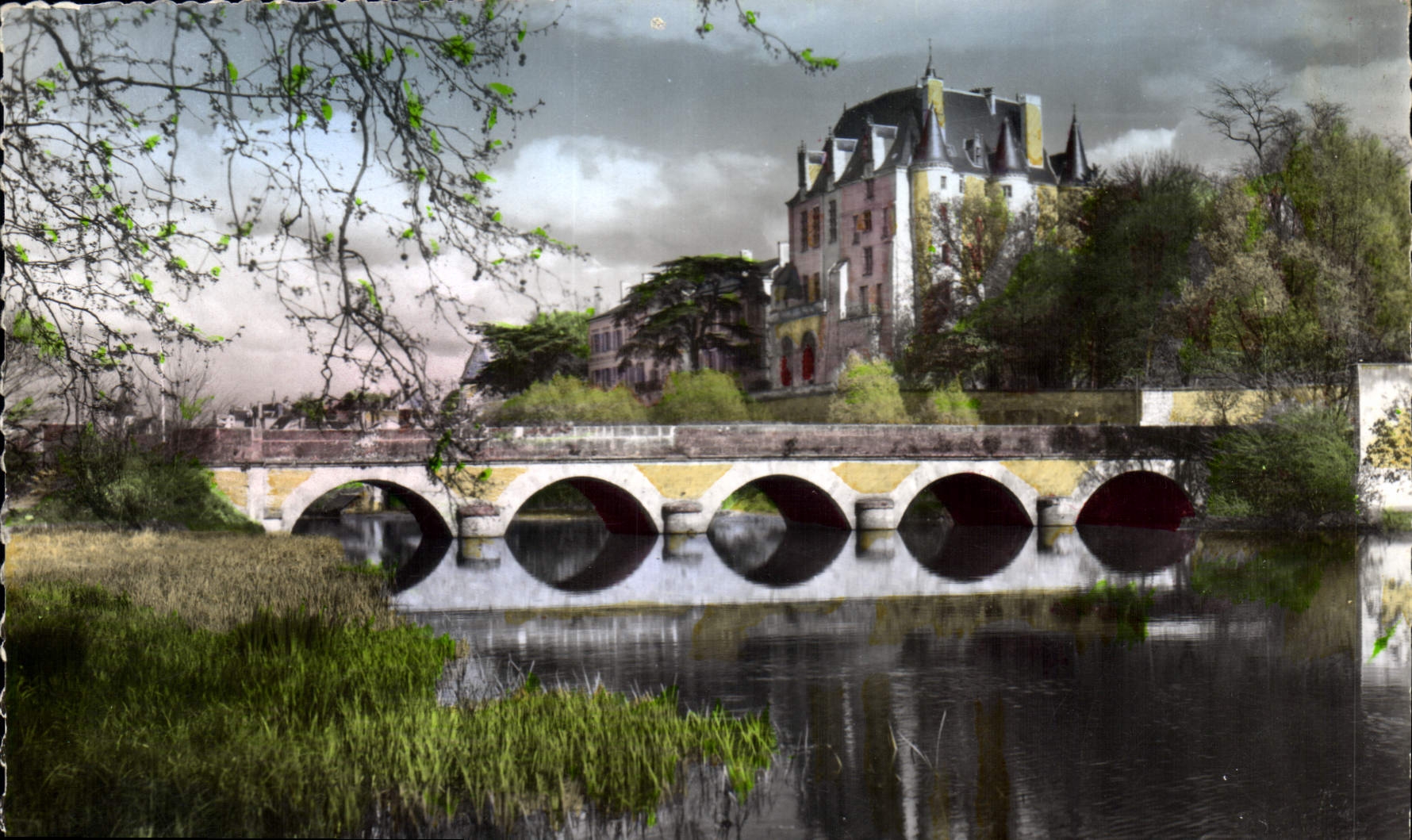 CPM Chateauroux Indre les Bords de l'Indre le Chateau Raoul 