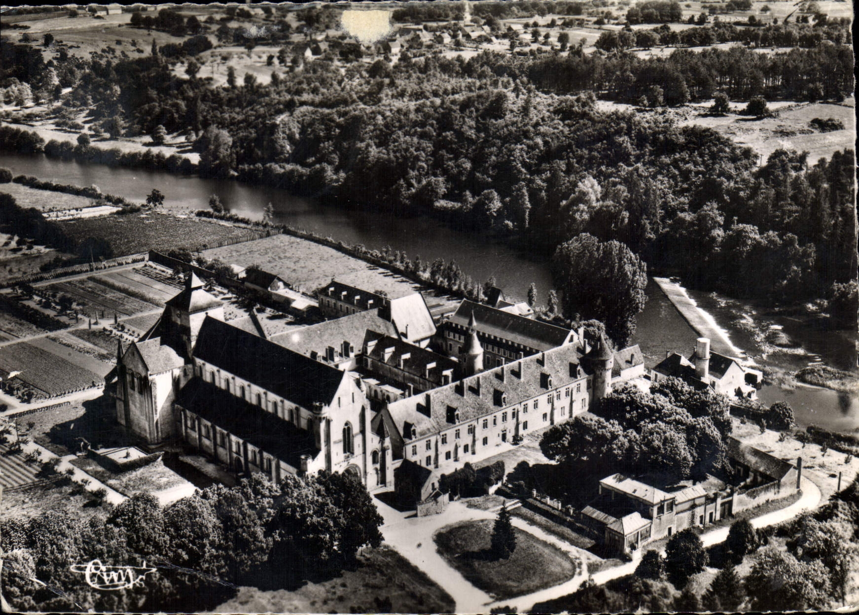 CPM Fontgombault Indre vue aerienne Abbaye Notre Dame vue de l'Ouest 