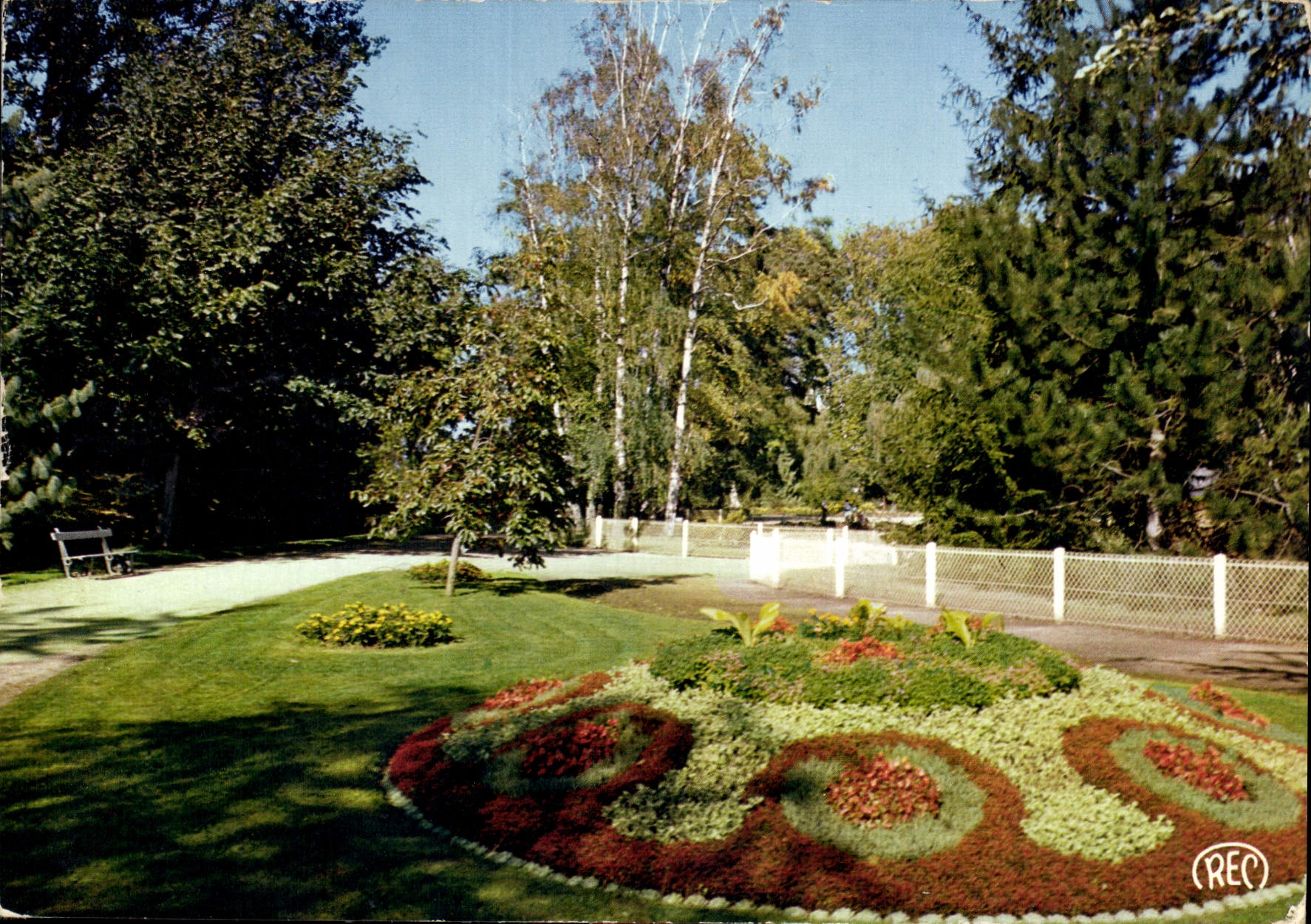CPM Chateauroux Indre le Jardin Public 