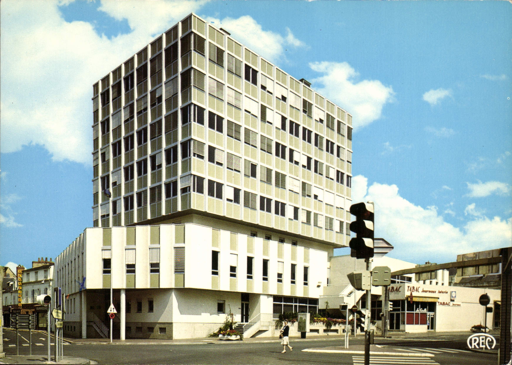 CPM Chateauroux Indre Place aux Guesdons rue Victor Hugo l'Hotel de Ville 