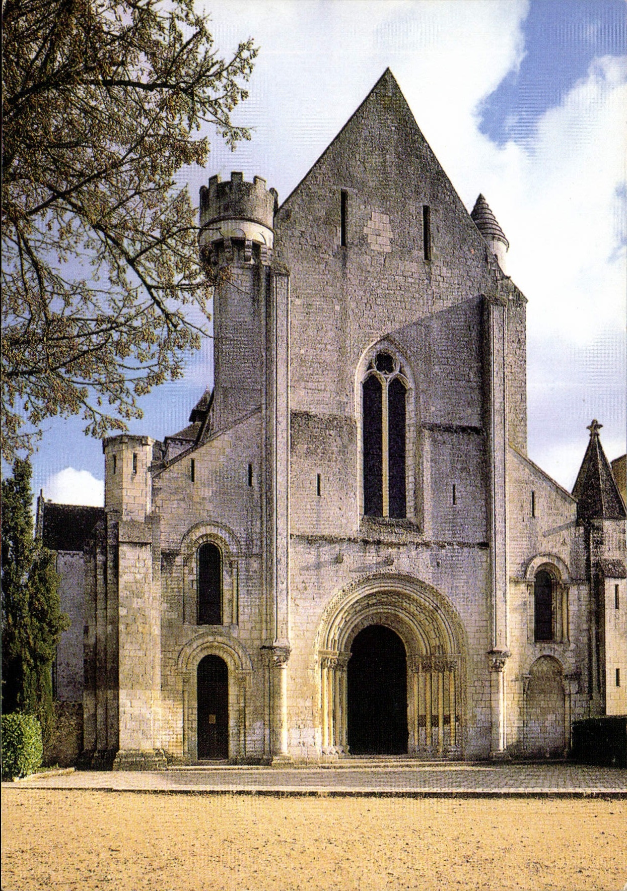 CPM Abbaye Notre Dame de Fontgombault Indre la facade de l'eglise