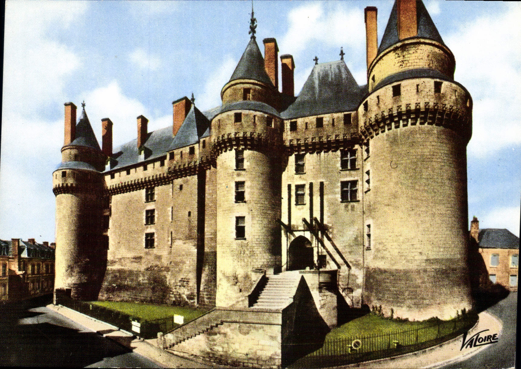 CPM Les Merveilles du Val de Loire Langeais Indre et Loire vue d'ensemble du Chateau XV siecle l'ent