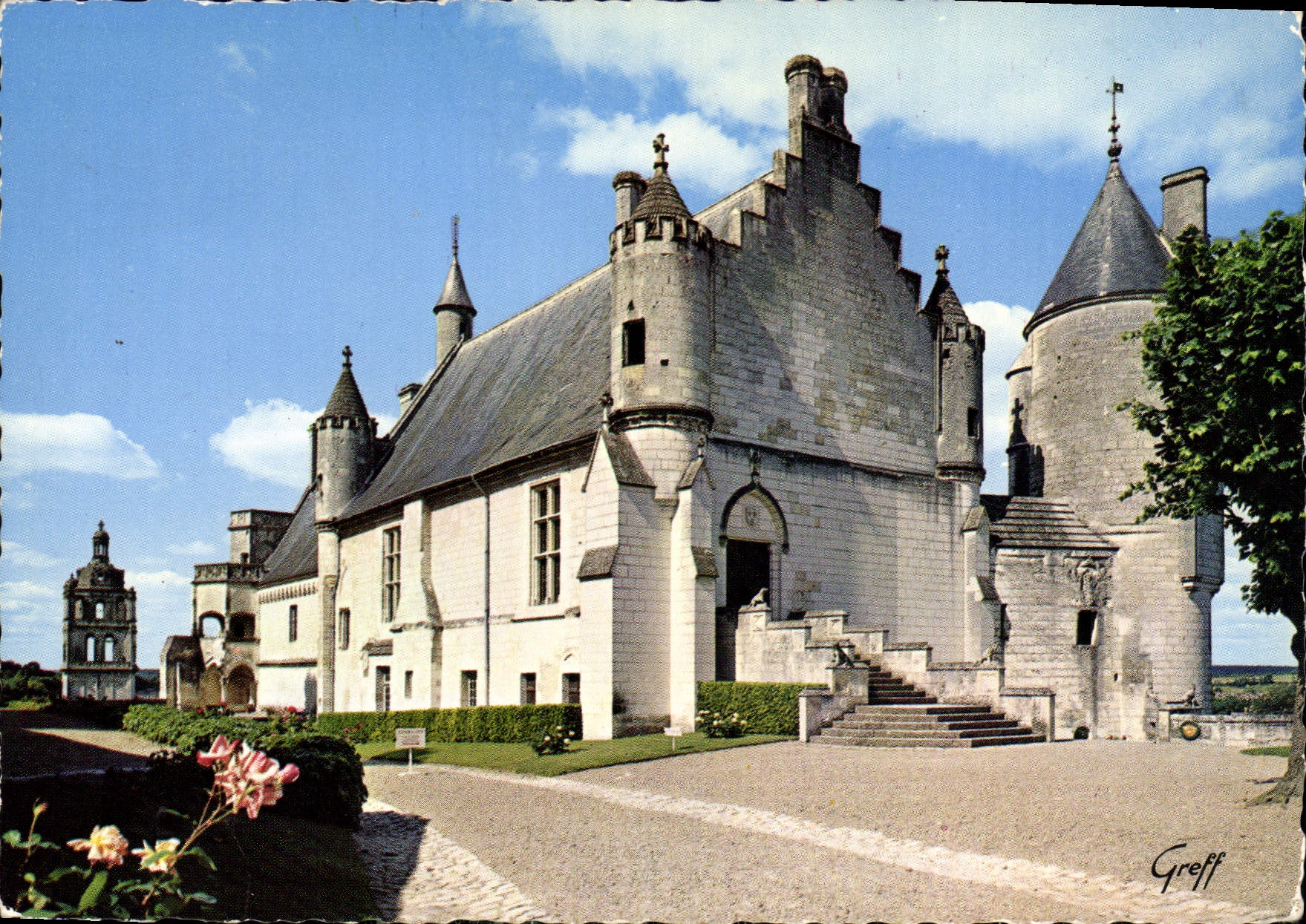 CPM En Touraine Loches Indre et Loire Cour d'honneur du Chateau