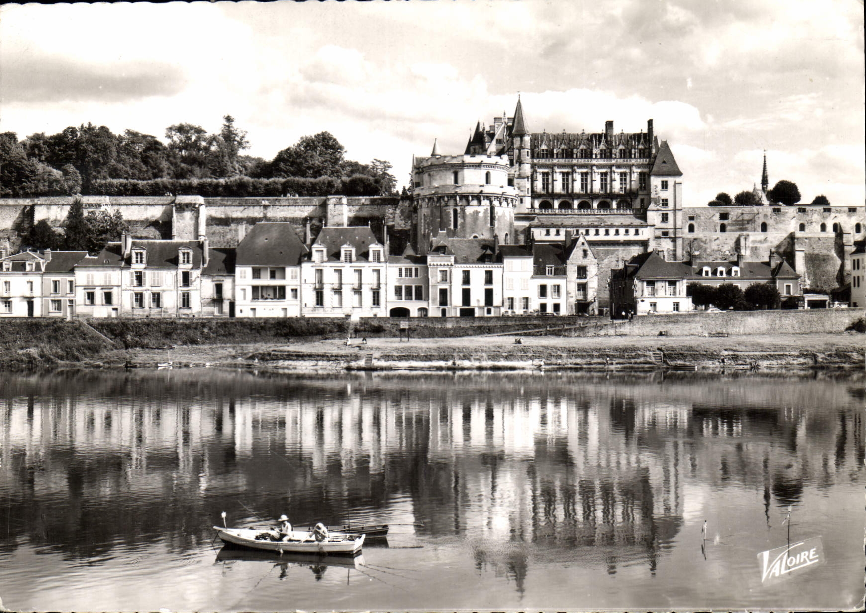 CPM Les Merveilles du Val de Loire Amboise Indre et Loire le Chateau XV siecle remparts dominant a l