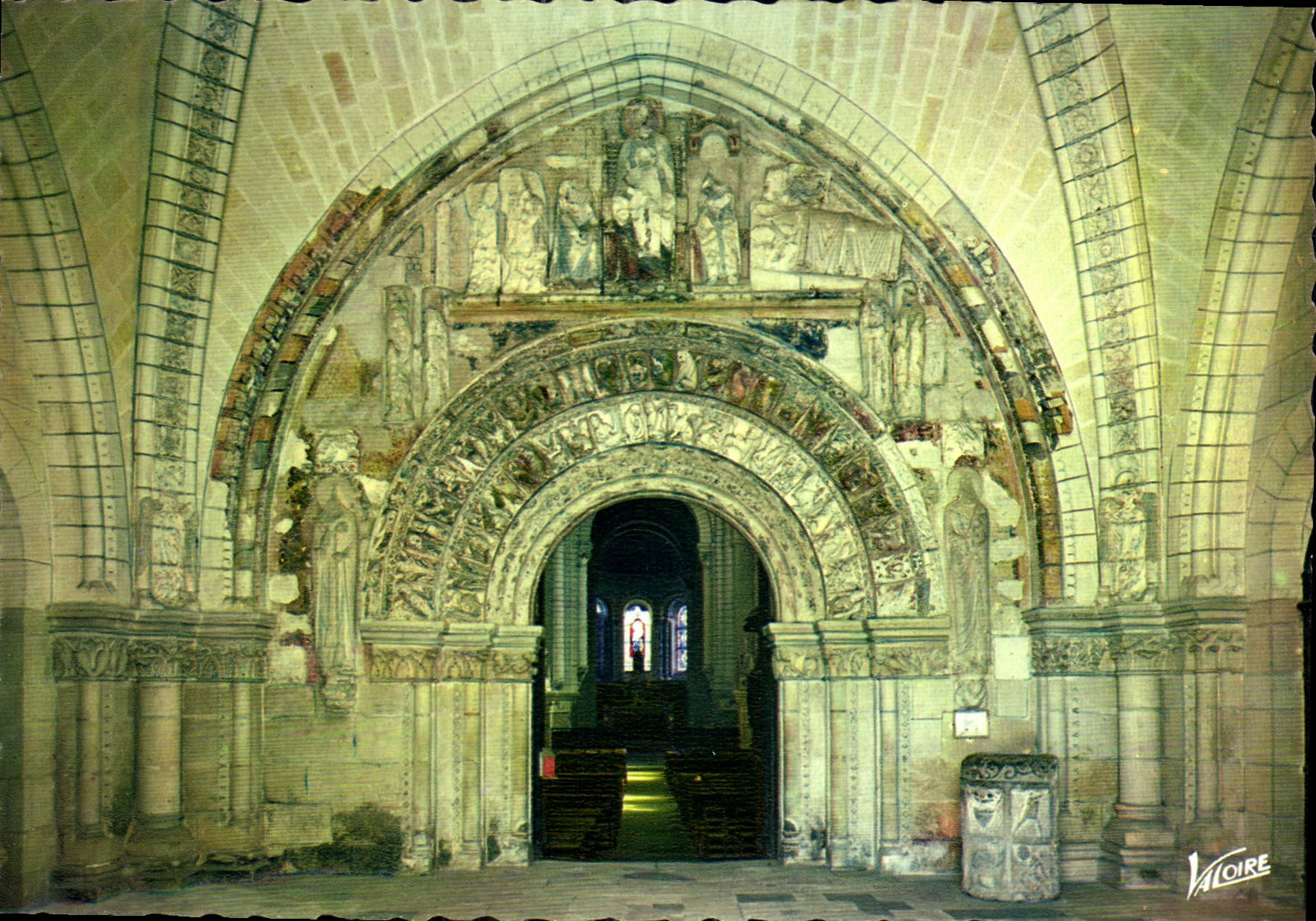 CPM Les Merveilles du Val de Loire Loches Indre et Loire le Porche roman de l'eglise Saint ours XII