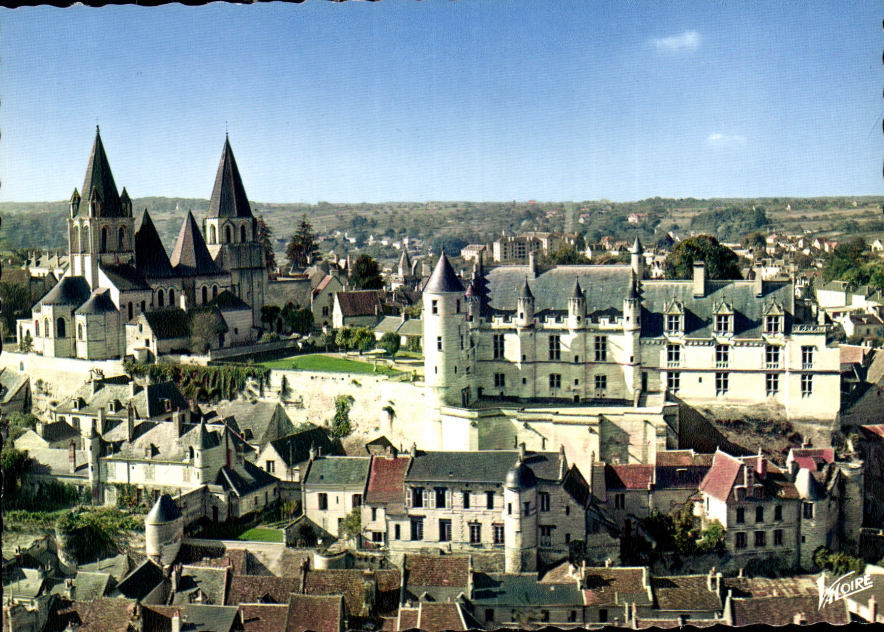 CPM Les Merveilles du Val de Loire Loches Indre et Loire l'eglise Saint Ours XII siecle et les Logis