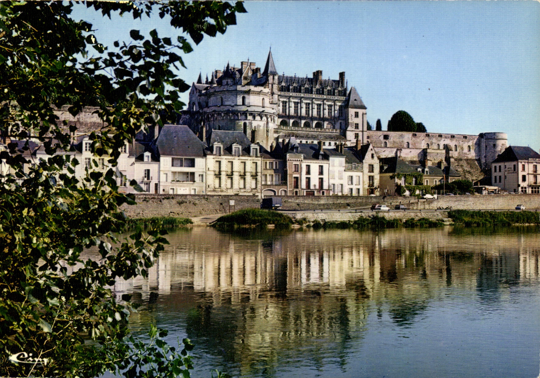 CPM Amboise I et L le Chateau XV et XVI S et la Loire