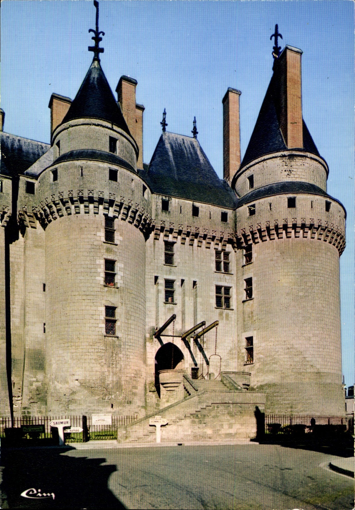 CPM Les Chateaux de la Loire Langeais I et L Entree du Chateau et le Pont Levis 