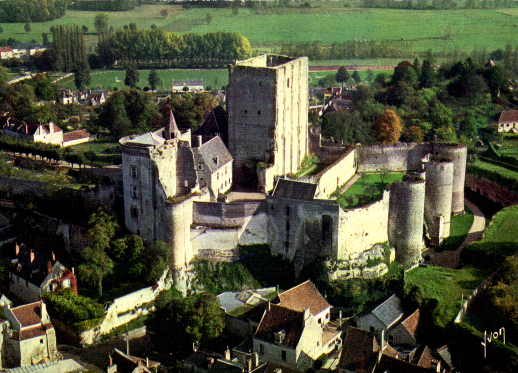 CPM Chateau de Loches Indre et loire le donjon le Martelet et la Tour Ronde imposant ensemble feodal