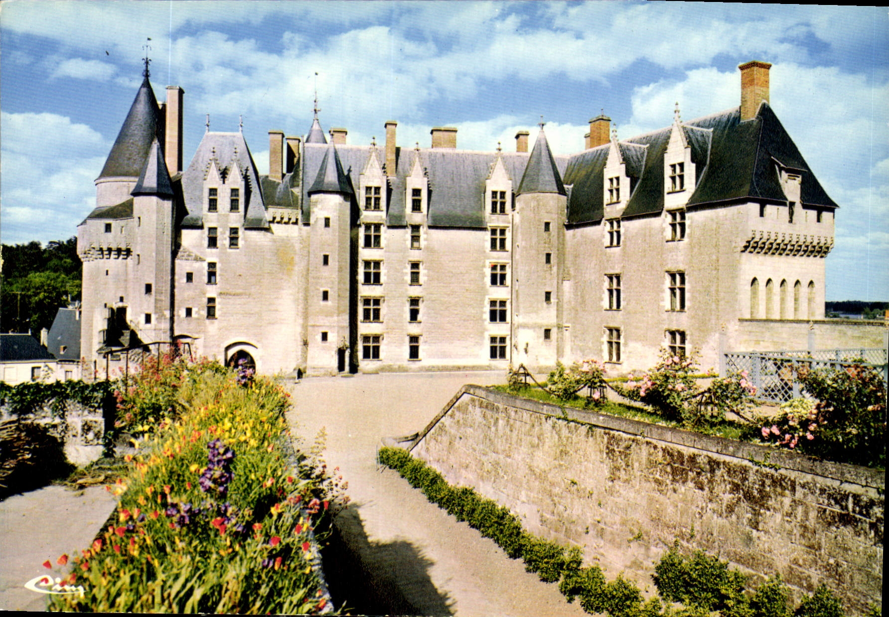 CPM Les Chateaux de la loire Langeais I et L le Chateau Cour Interieure 