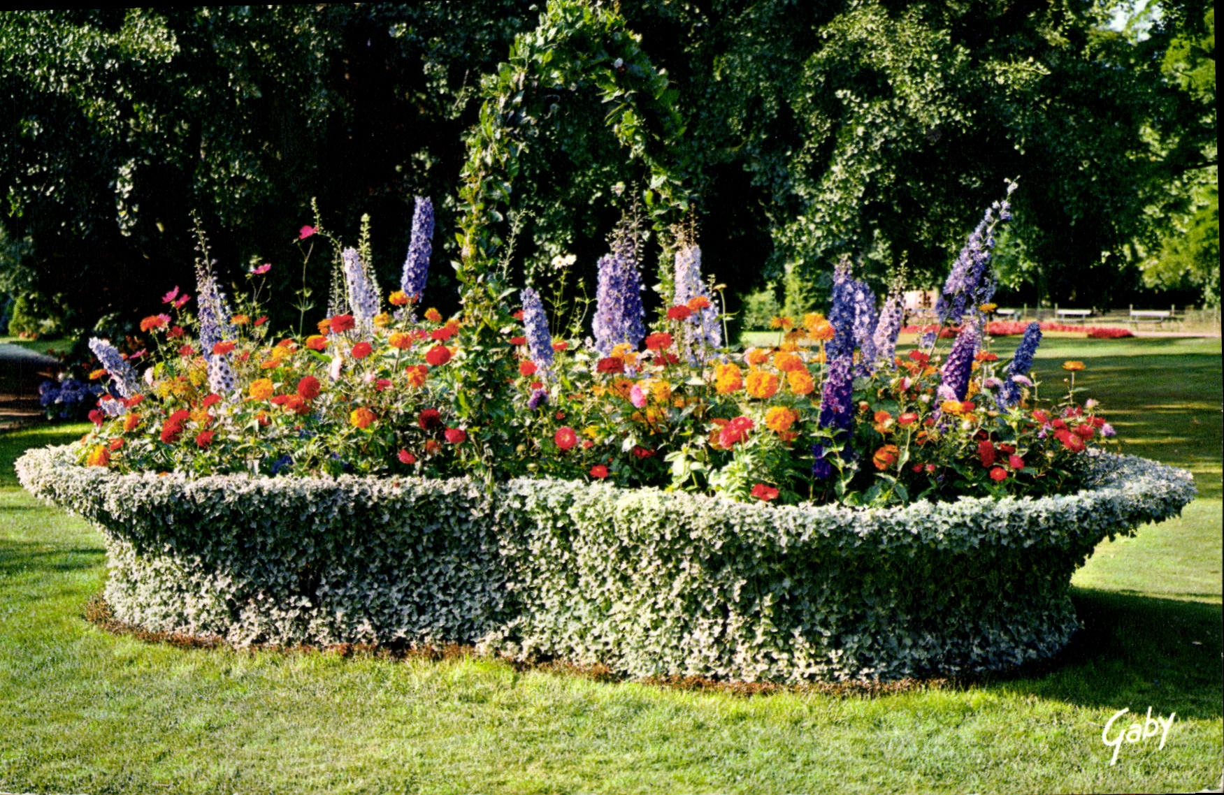 CPM Merveilles du Val de loire Tours I et L Jardin Botanique Le Panier fleuri 