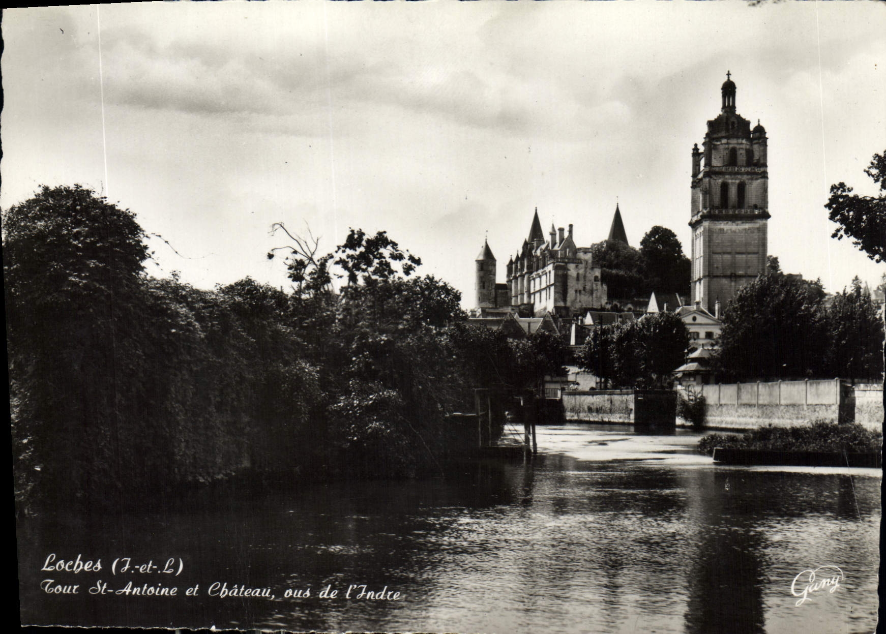 CPM Loches I et L tour St Antoine et chateau sus le l'Indre 