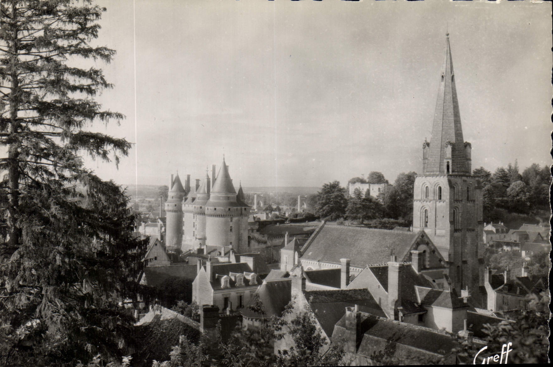 CPM En Touraine Langeais Indre et Loire l'Eglise le chateau les ruines et le pont sur la Loire 
