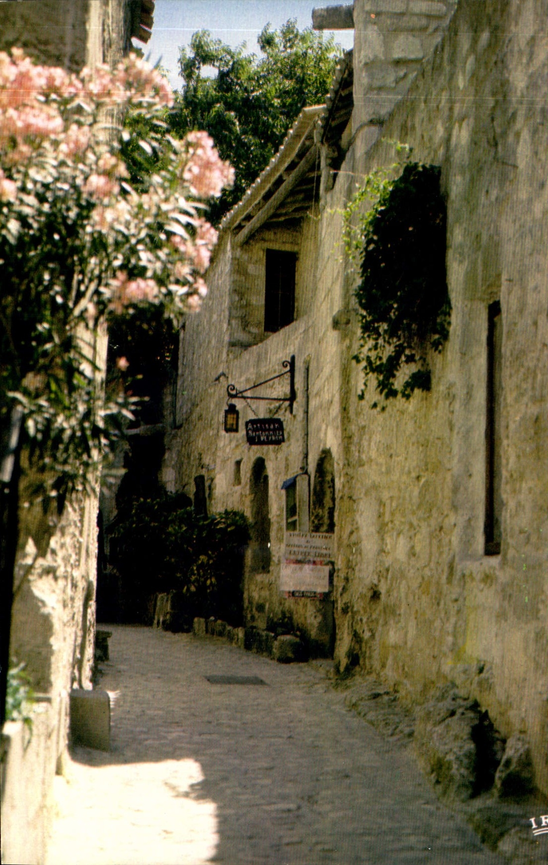 CPM Reflets de Provence Les Baux de Provence B du R une rue du village 