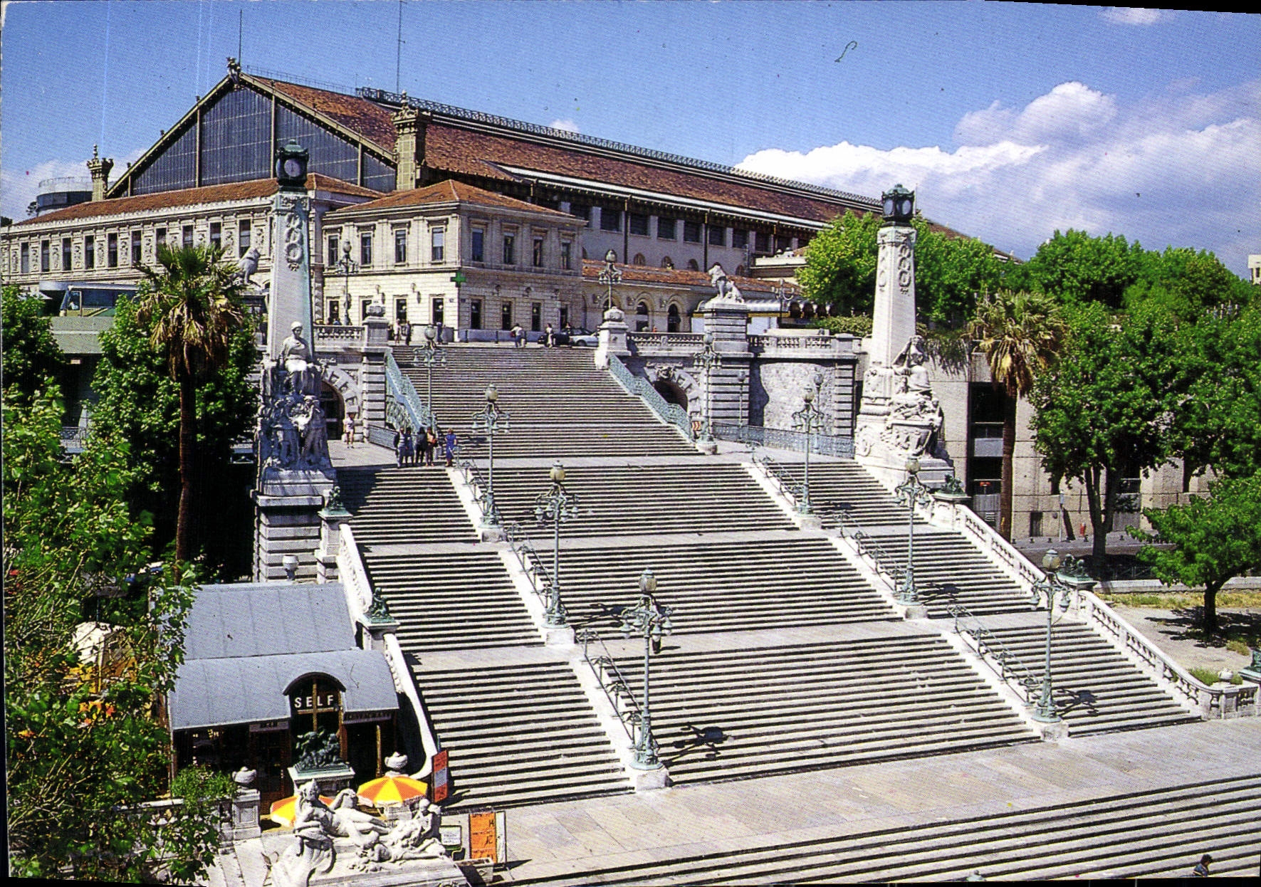 CPM La Carrefour du Monde Marseille Escalier monumental et Gare Saint Charles 