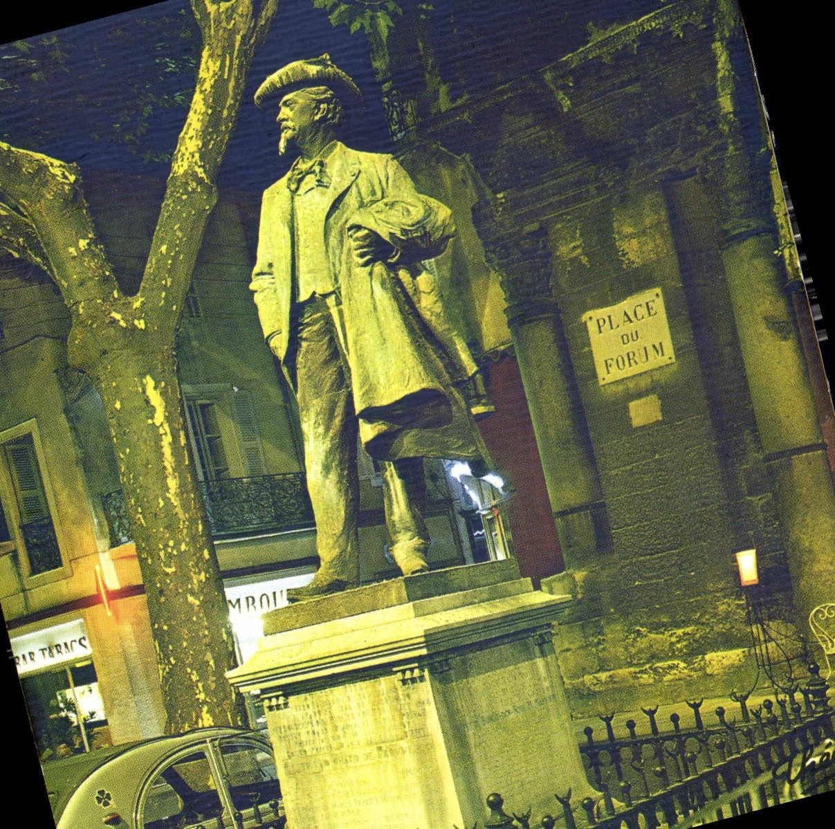 CPM Arles Bouches du rhone place du Forum la statue de Mistral par Th Riviere entouree d'une grille