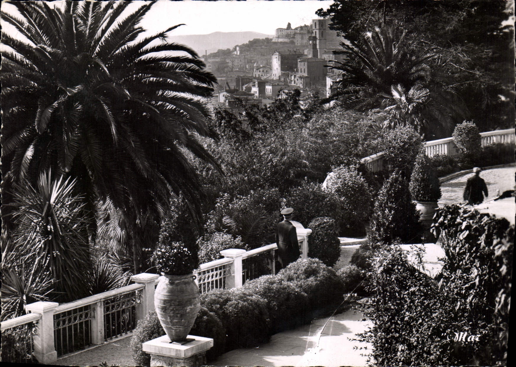 CPM La Cite des Fleurs Grasse A M vue prise du Jardin du Parc Palace