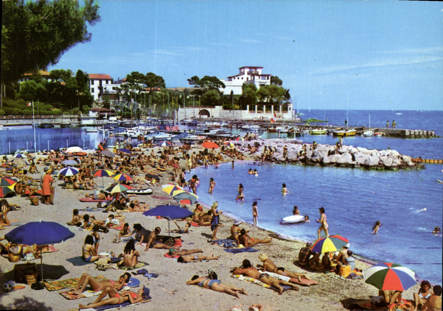 CPM Cote d'Azur Beaulieu sur Mer A M la plage de la Baie des Fourmis au fond le port de Plaisance et