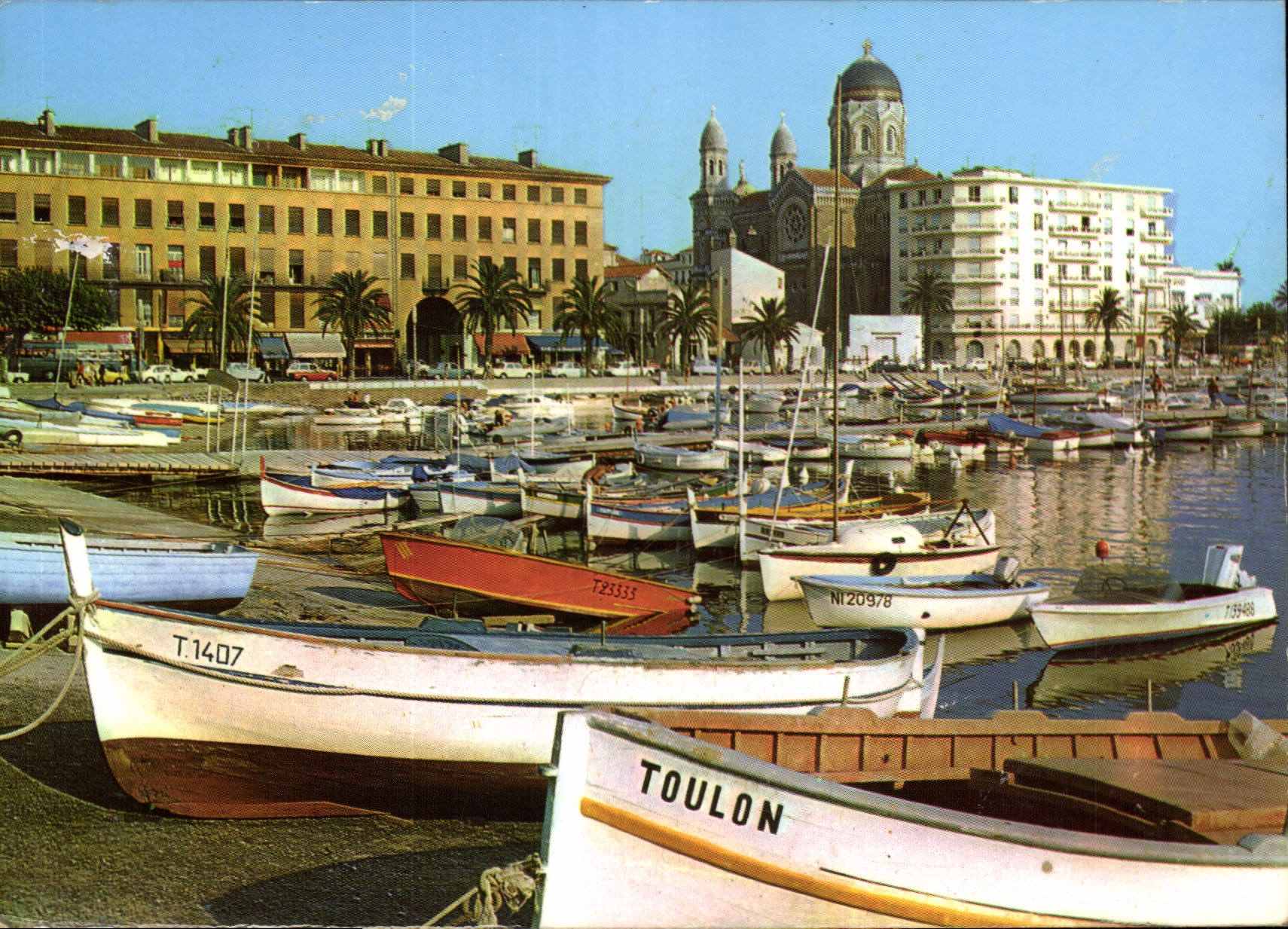 CPM Lumiere et beaute de la Cote d'Azur Saint Raphael Bateaux a quai dans le port 