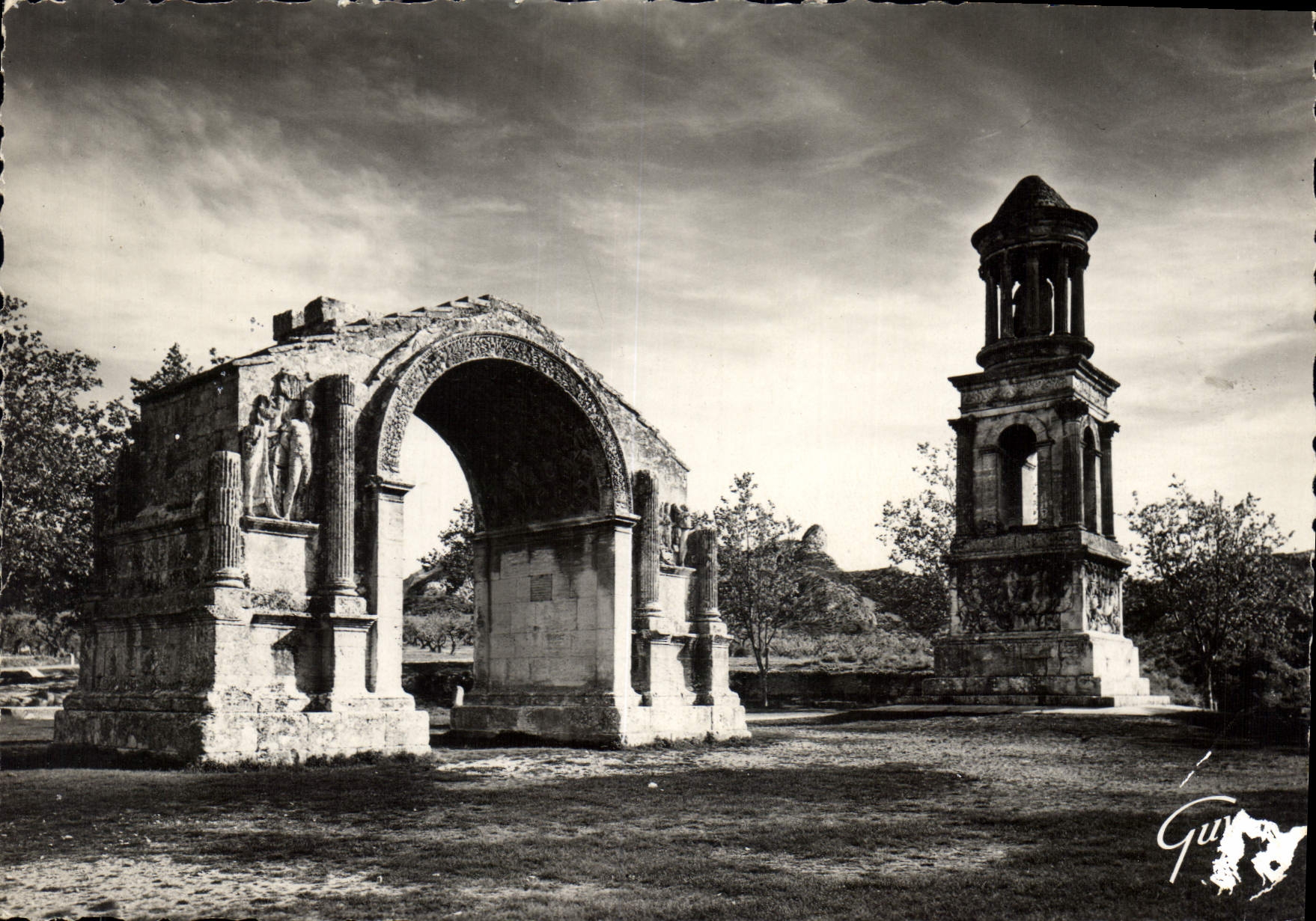 CPM Env de St Remy de Provence B du R Plateau des Antigues l'Arc de Triomphe et le mausolee temoins