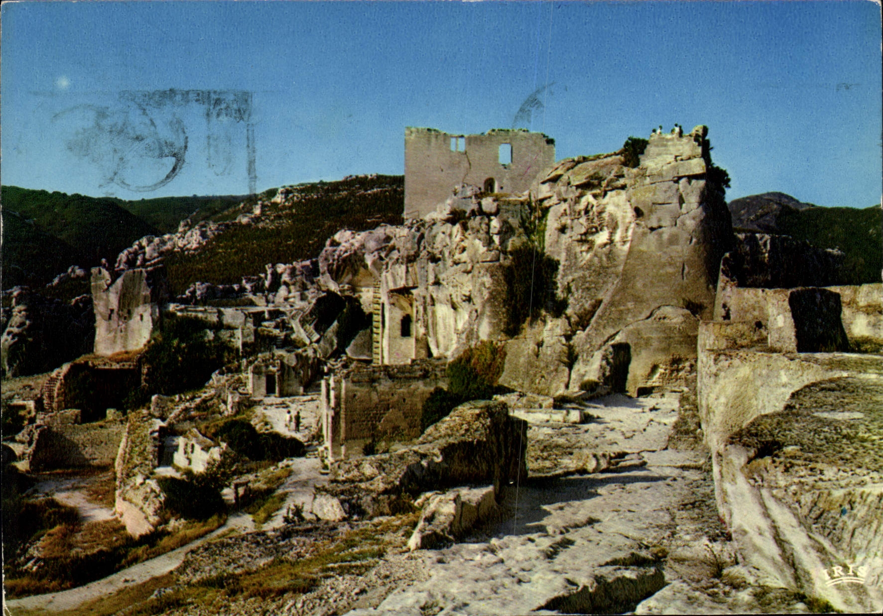 CPM Reflets de Provence Les Baux en Provence B du R sur un roc aride borde de deux ravins a pic dans