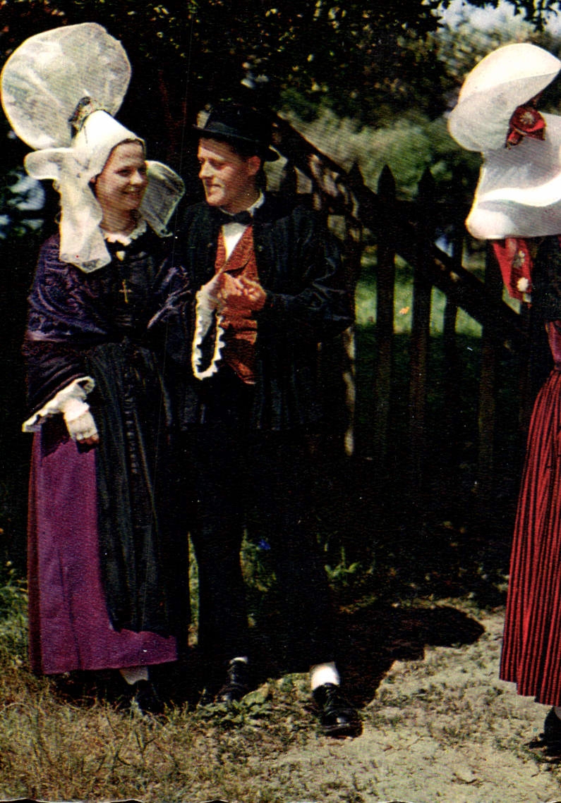 CPM Folklore de France La Normandie Sous le costumes de paysans