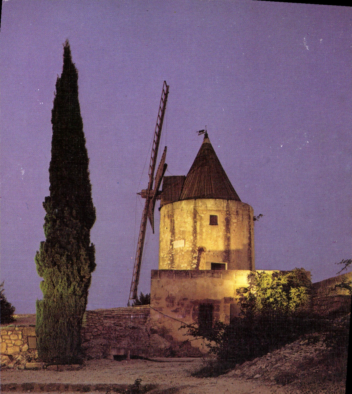 CPM En Provence Le Moulin d'Alphonse Daudet a Fontvieille va la nuit sans petits lapins et clait de 