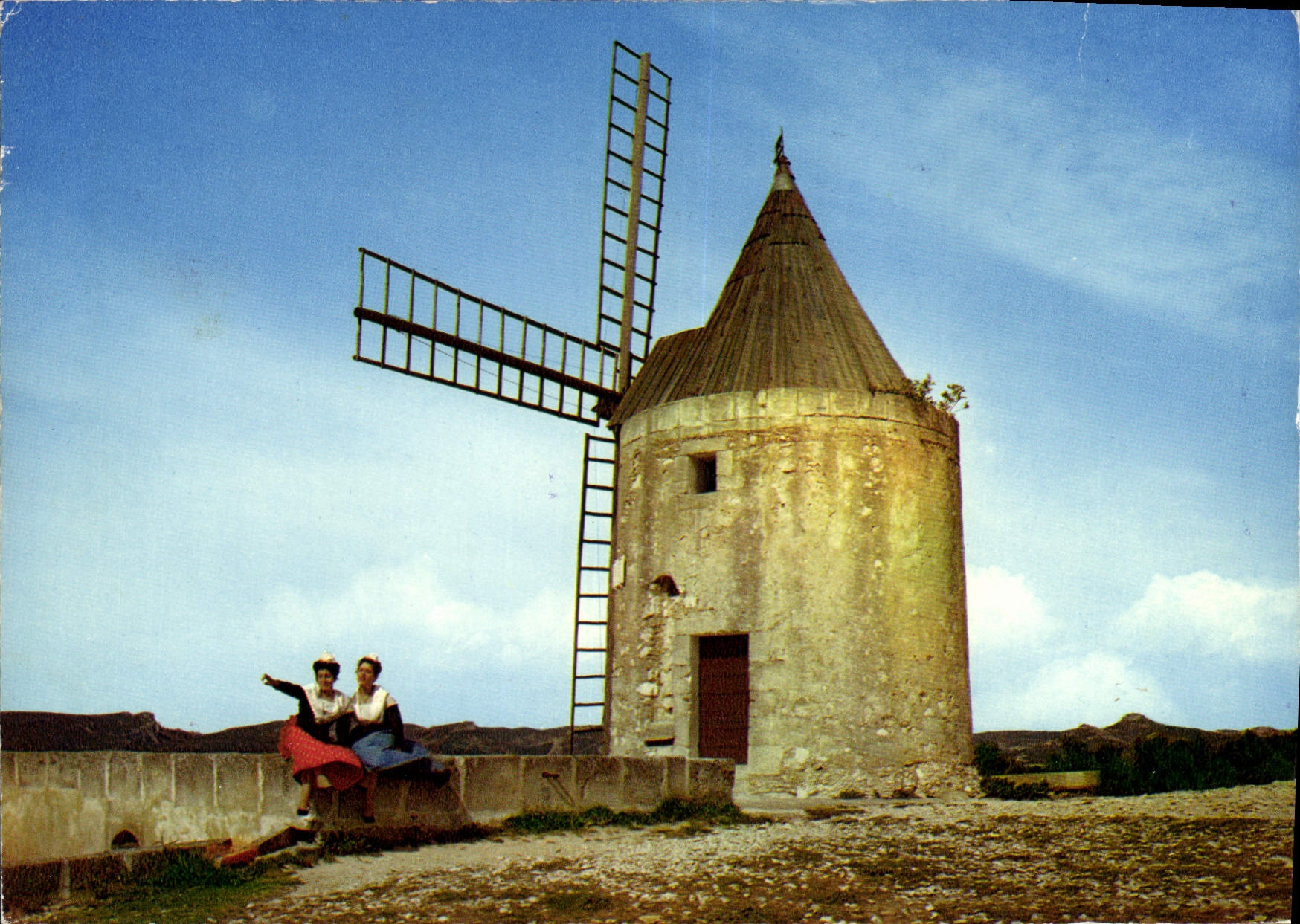 CPM Au Coeur de la Provence Fontvieille le celebre Moulin de Daudet