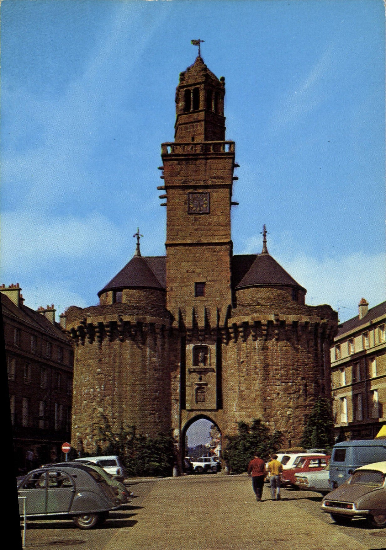 CPM Vire Calvados La Porte Horloge et la Place du 6 Juin 