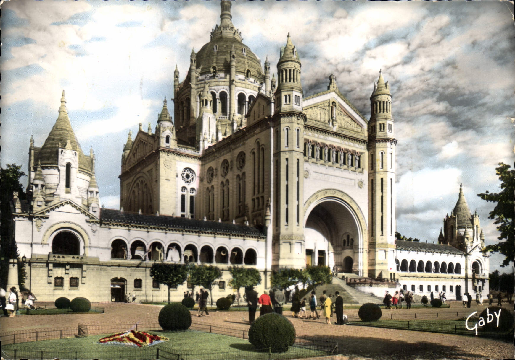CPM Lisieux Calvados la Basilique 