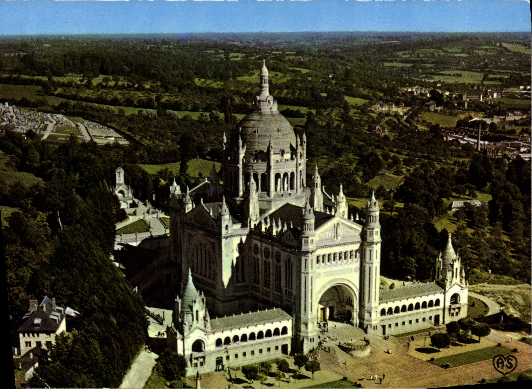 CPM Lisieux Calvados la Basilique 