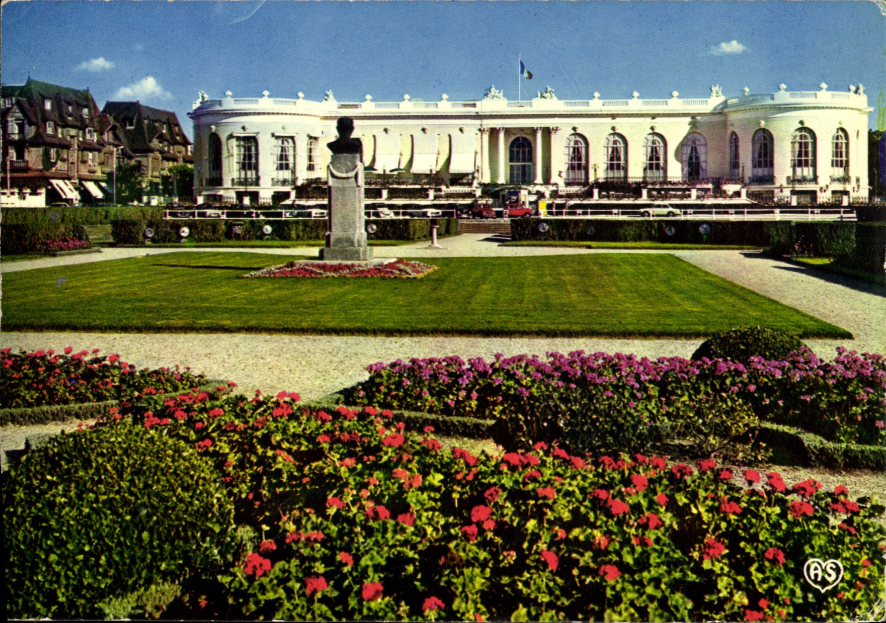 CPM Deauville Calvados la Plage Fleurie le Casino et les Jardins 