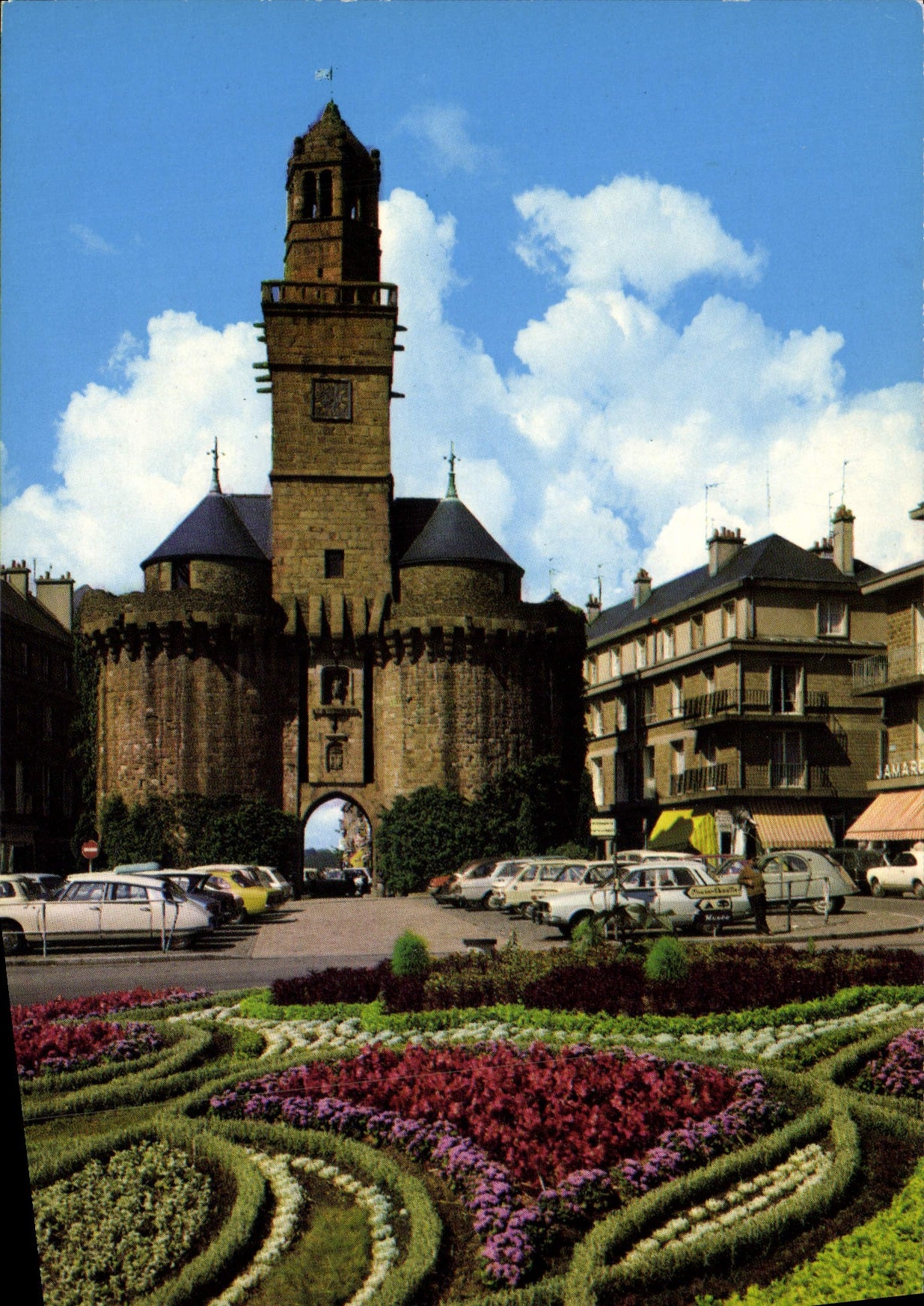 CPM Vire Calvados la Place de 6 Juin et la Porte Horloge