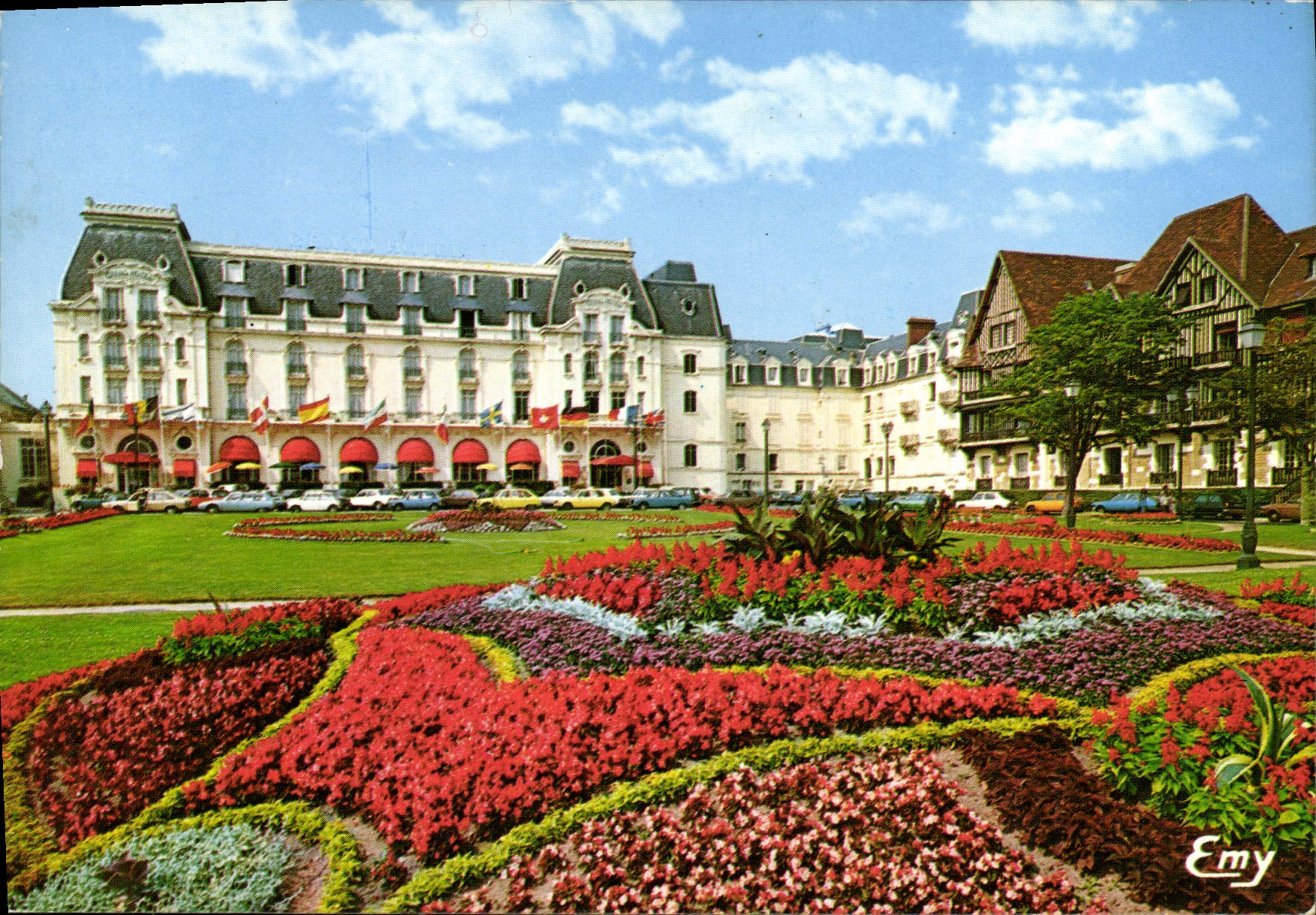 CPM Cabourg Calvados les jarins u casino et le Grand hotel a droite la residence Notmandy Home 