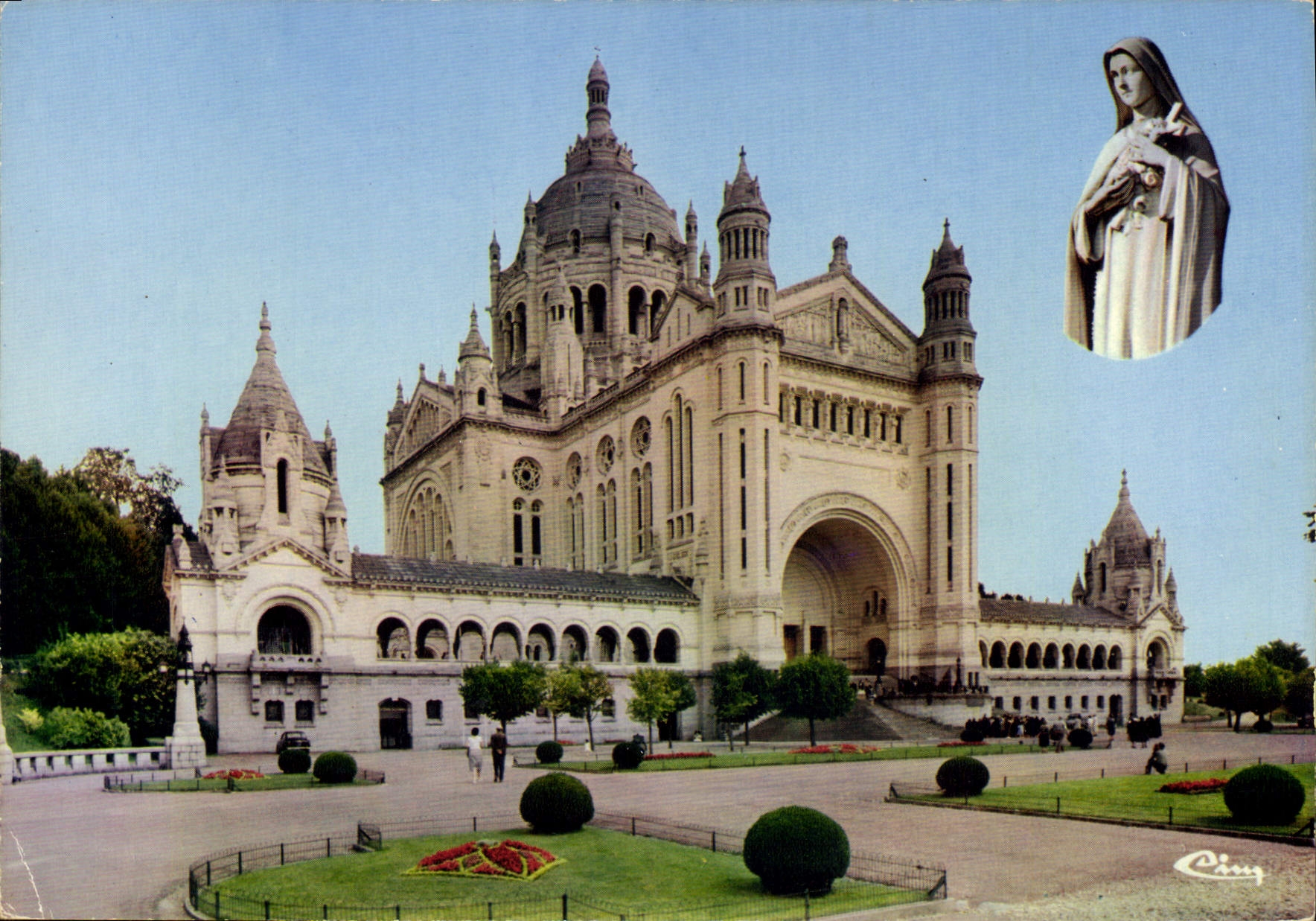 CPM Lisieux Calvados la Basilique Ste Therese de l'Enfant Jesus 