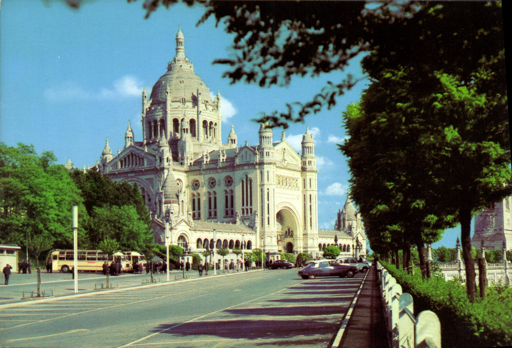 CPM Lisieux Calvados la Basilique Sainte Therese
