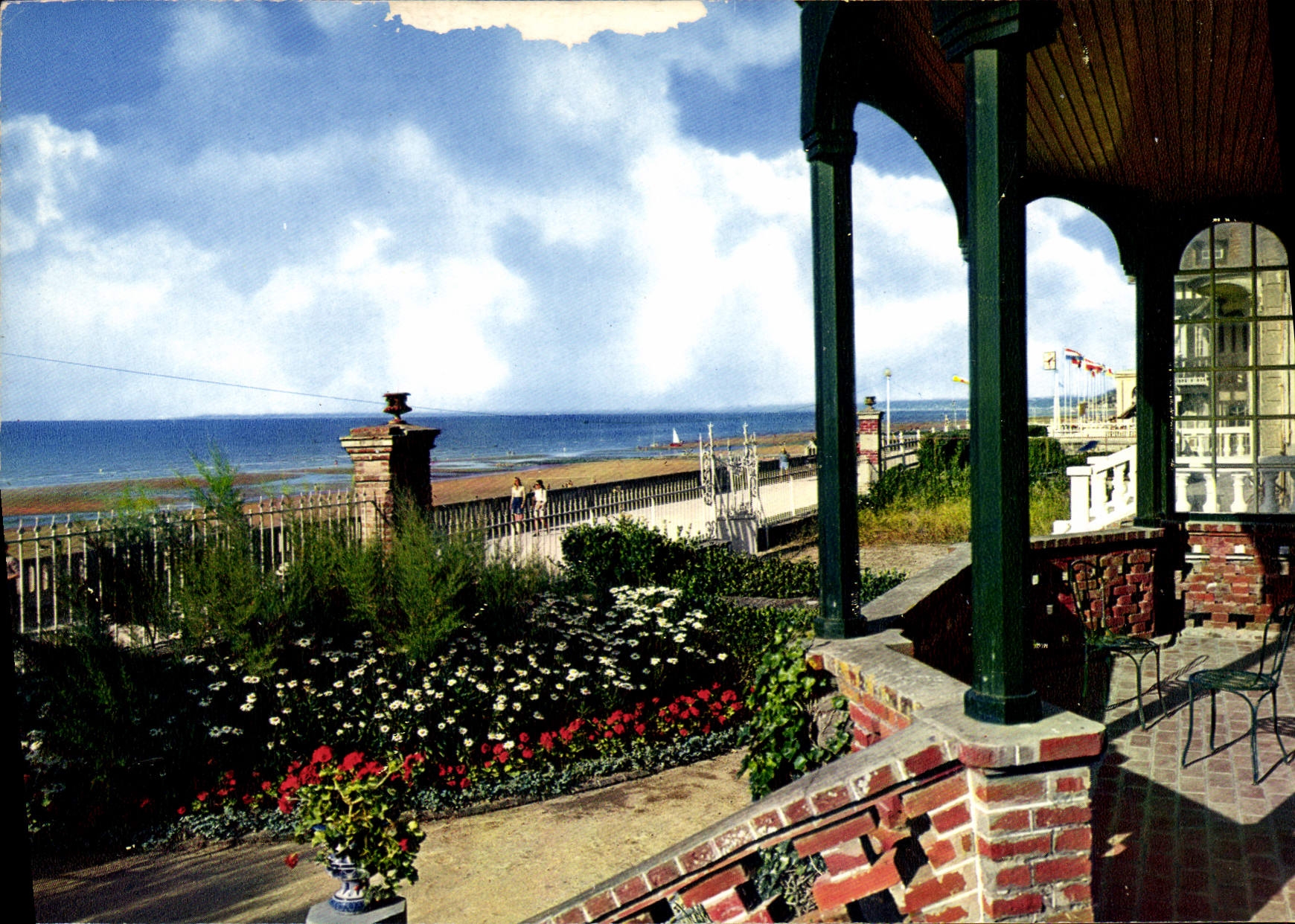 CPM Cabourg Calvados la promenade et la plage 