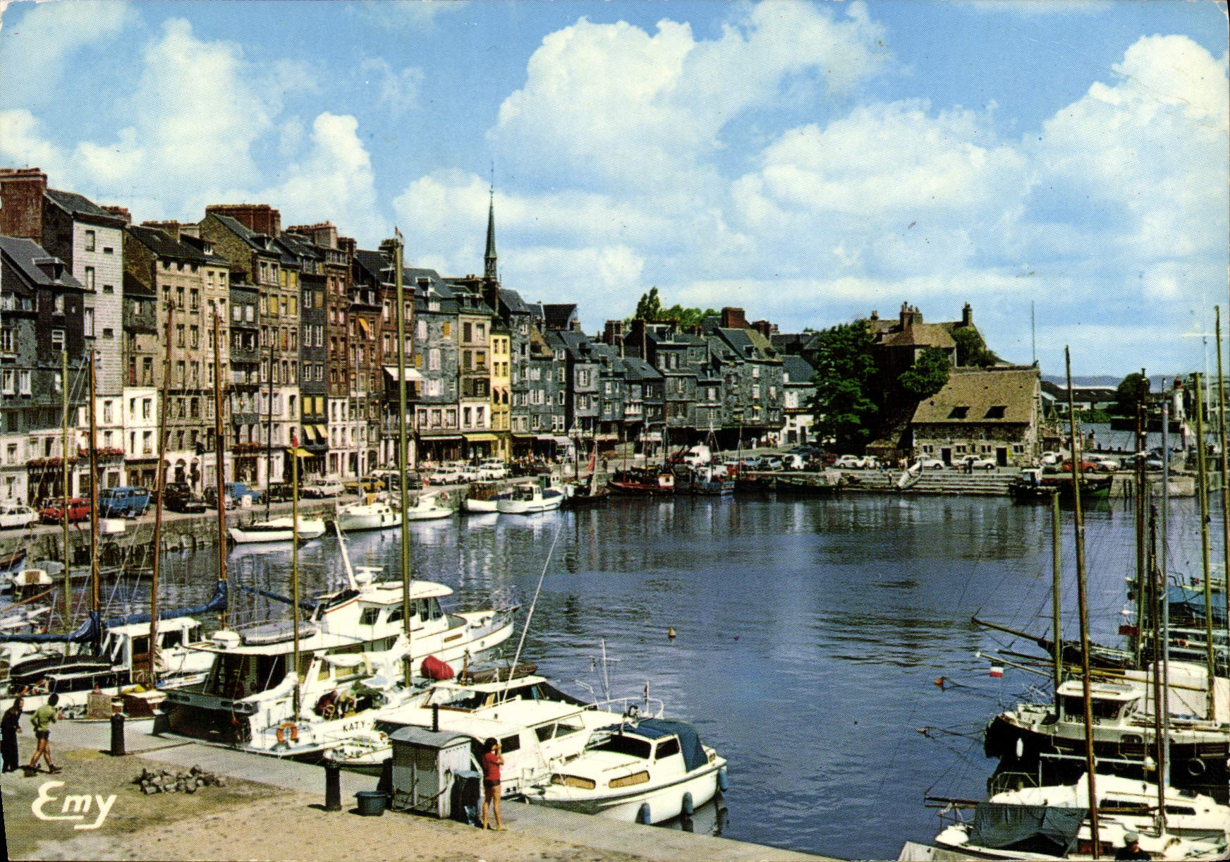 CPM Honfleur Calvados le vieux bassin et les facades typiques du quai Sainte Catherine