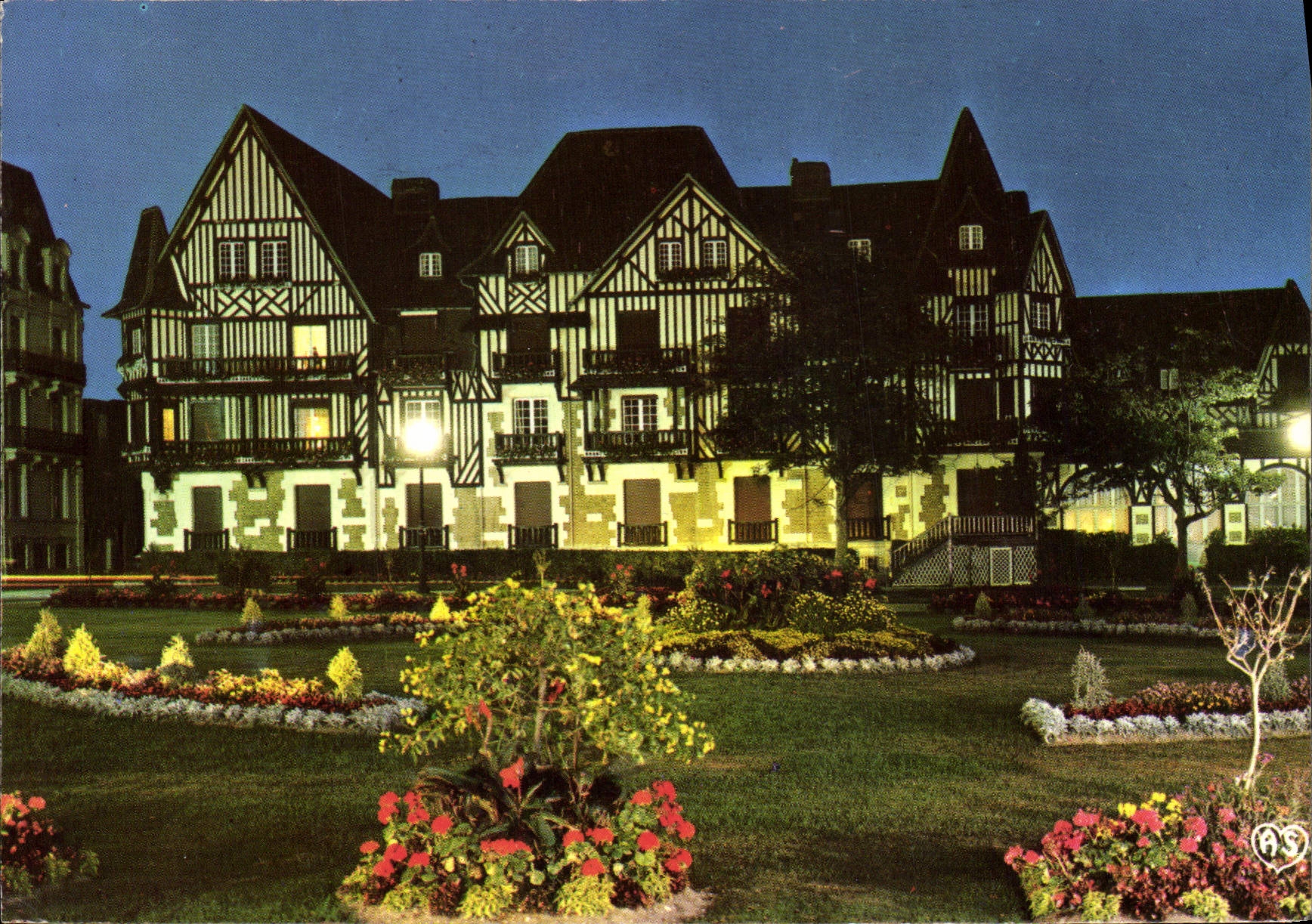 CPM La Cote Fleurie Cabourg Calvados la Plage des Fleurs le Normandie Hotel et les Jardins illumines