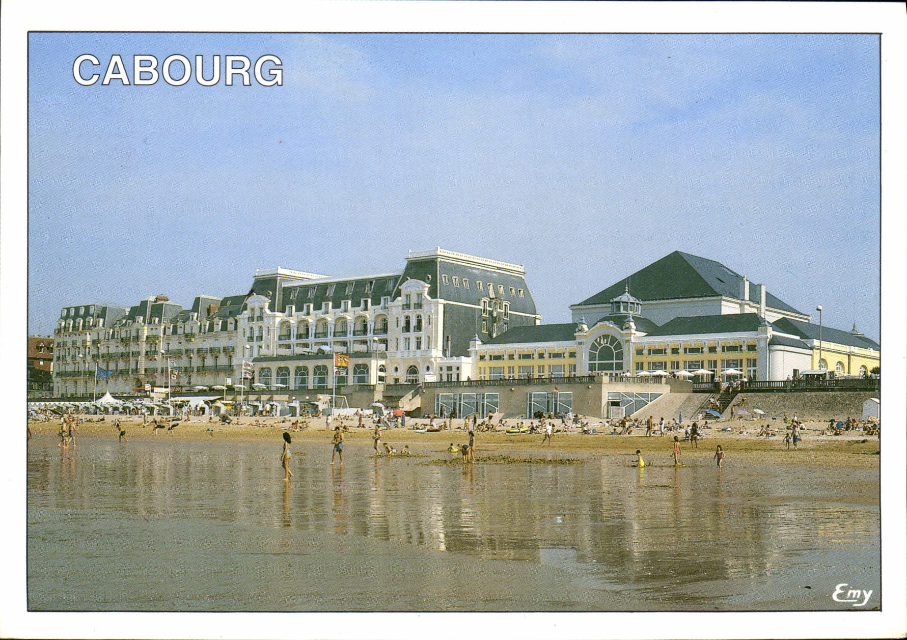 CPM En Normandie Cabourg Calvados la plage le Grand Hotel et le Casino 