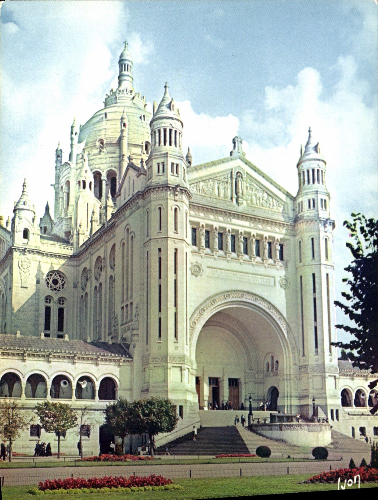 CPM Couleurs et Lumiere de France Lisieux Calvados Portail de la Basilique 