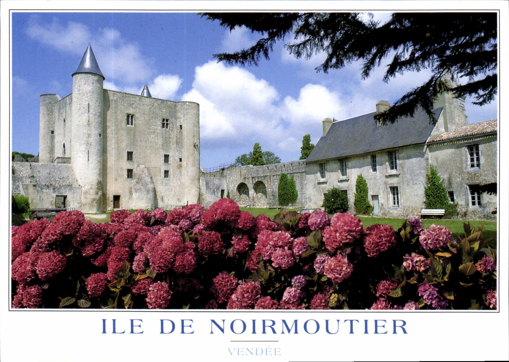 CPM L'Ile de Noirmoutier Noirmoutier le chateau feodal bai par le seigneur de la Garnache est entour