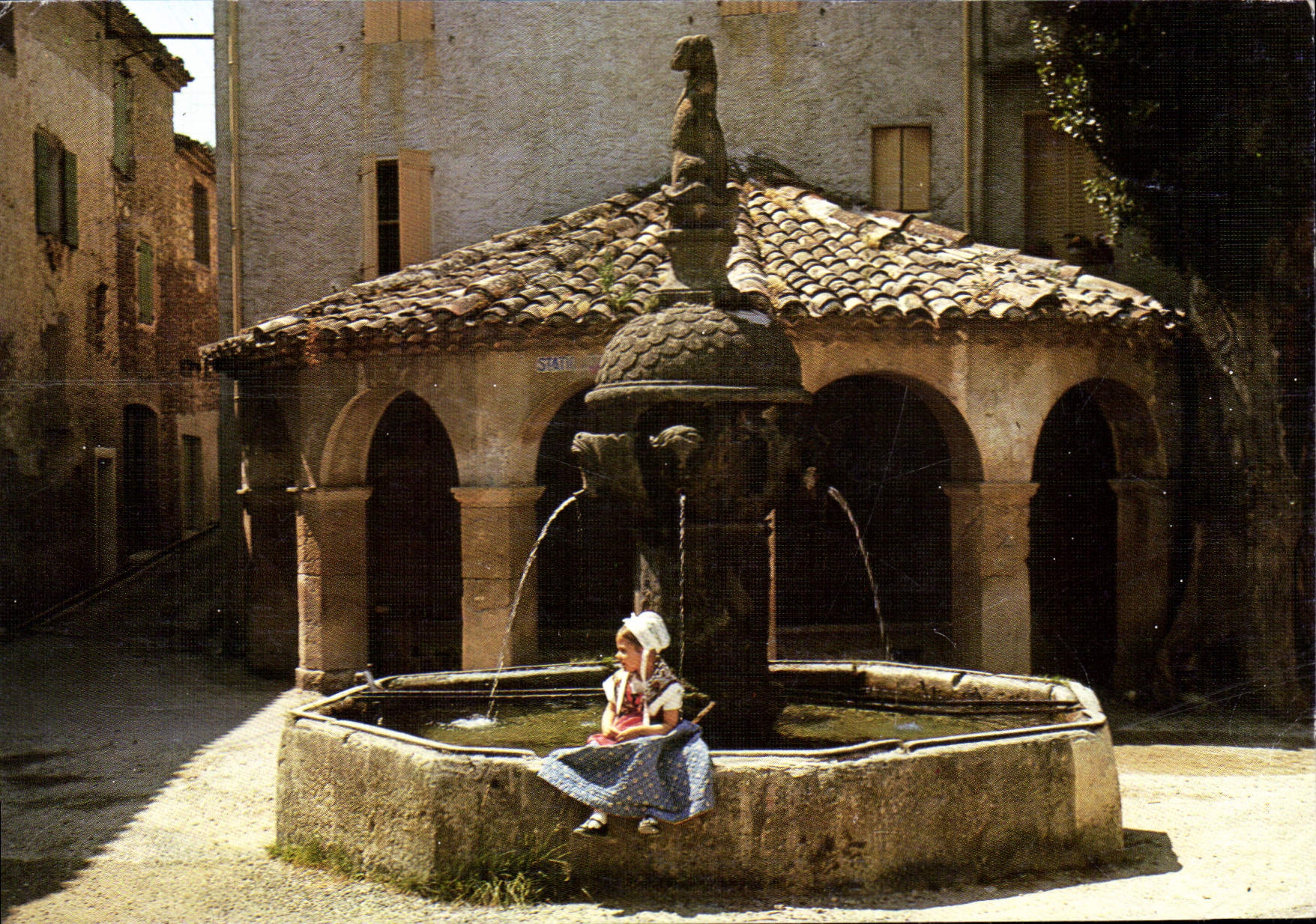 CPM Les Belles Images de Provence Jeune Provencale a la fontaine