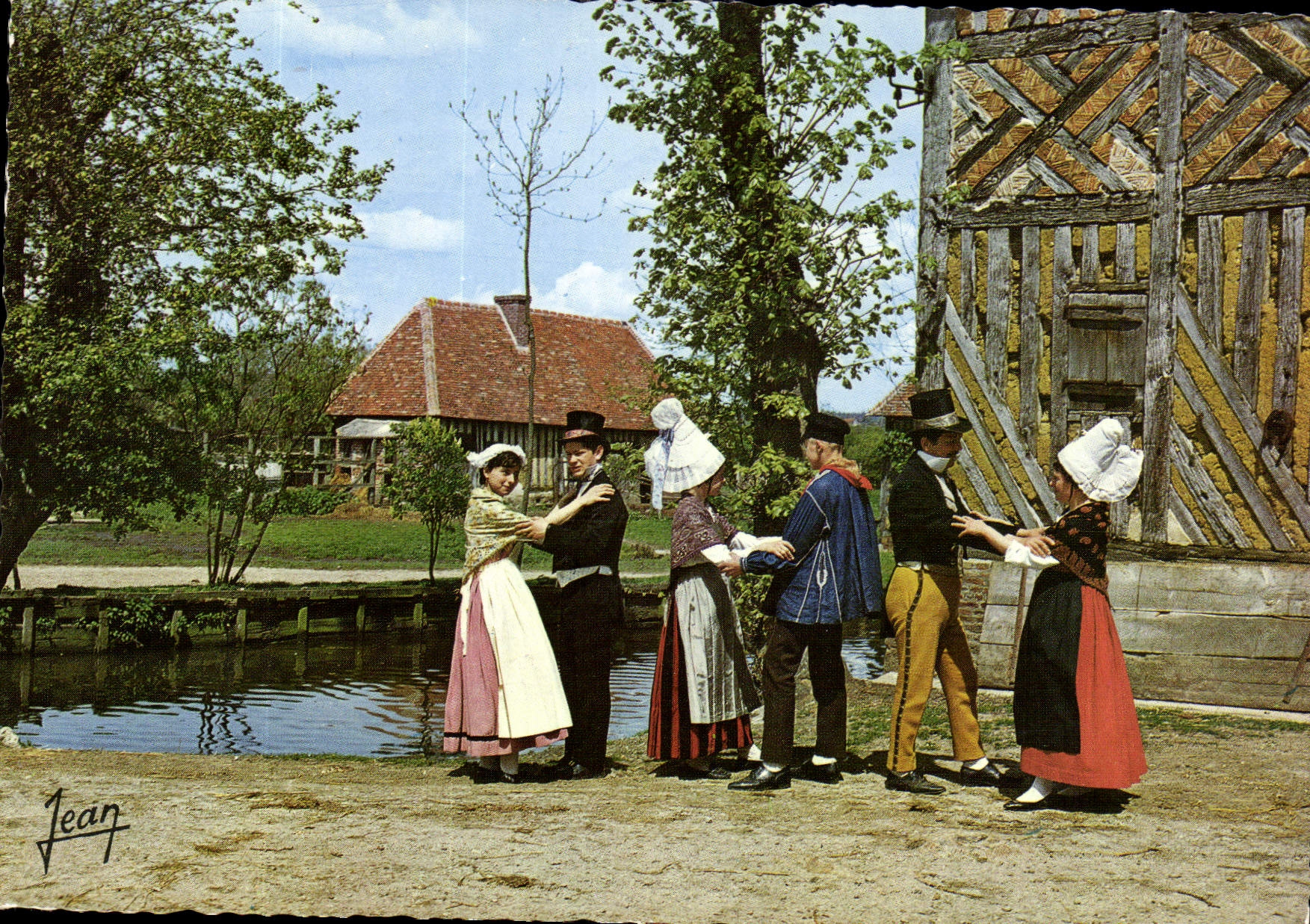 CPM La Normandie en dansant la Gigouillette Groupe folklorique de l'Assemblee u Vieux Lisieux en Cos
