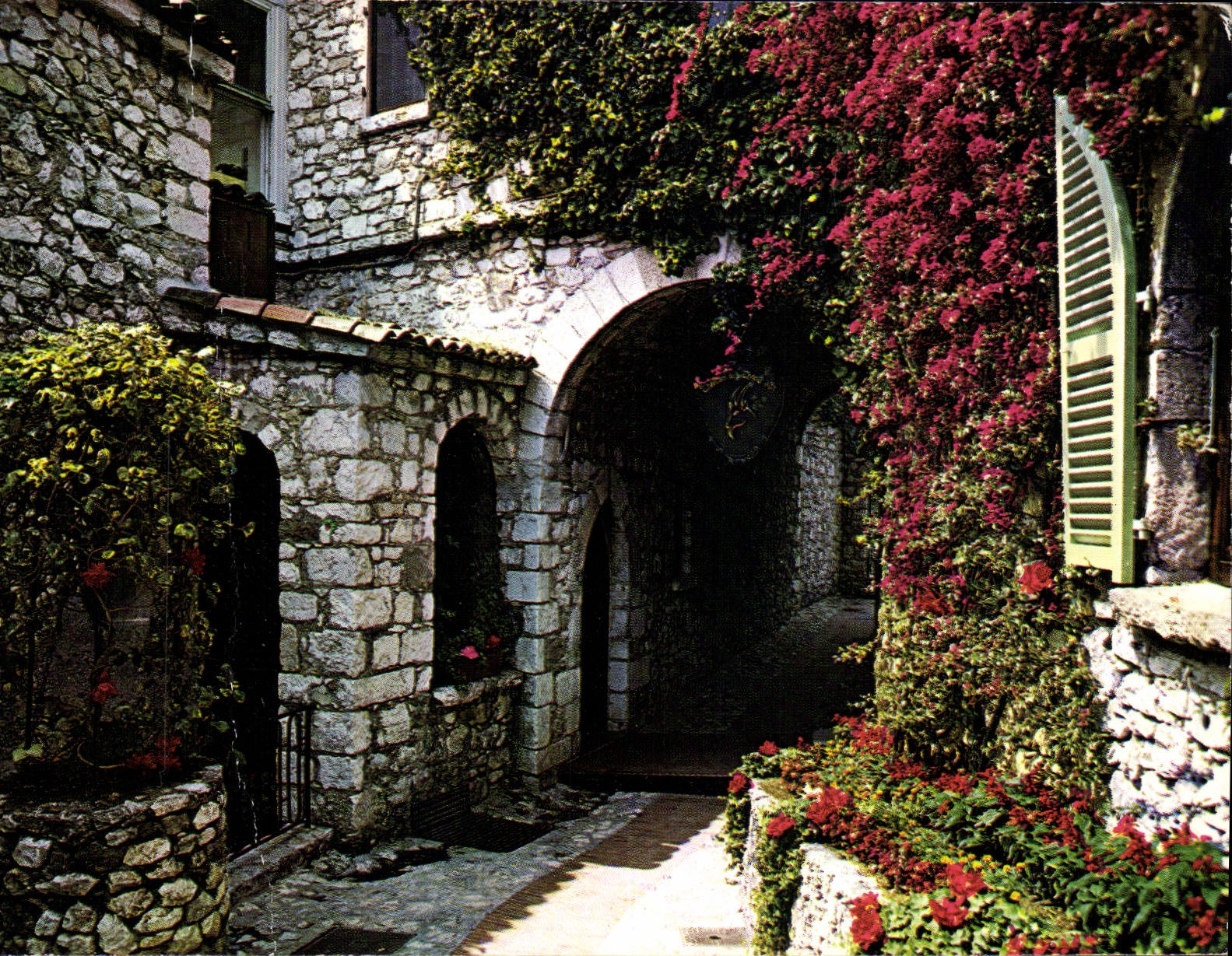 CPM Cote d'Azur Eze Alpes Maritimes Vieille rue pittoresque