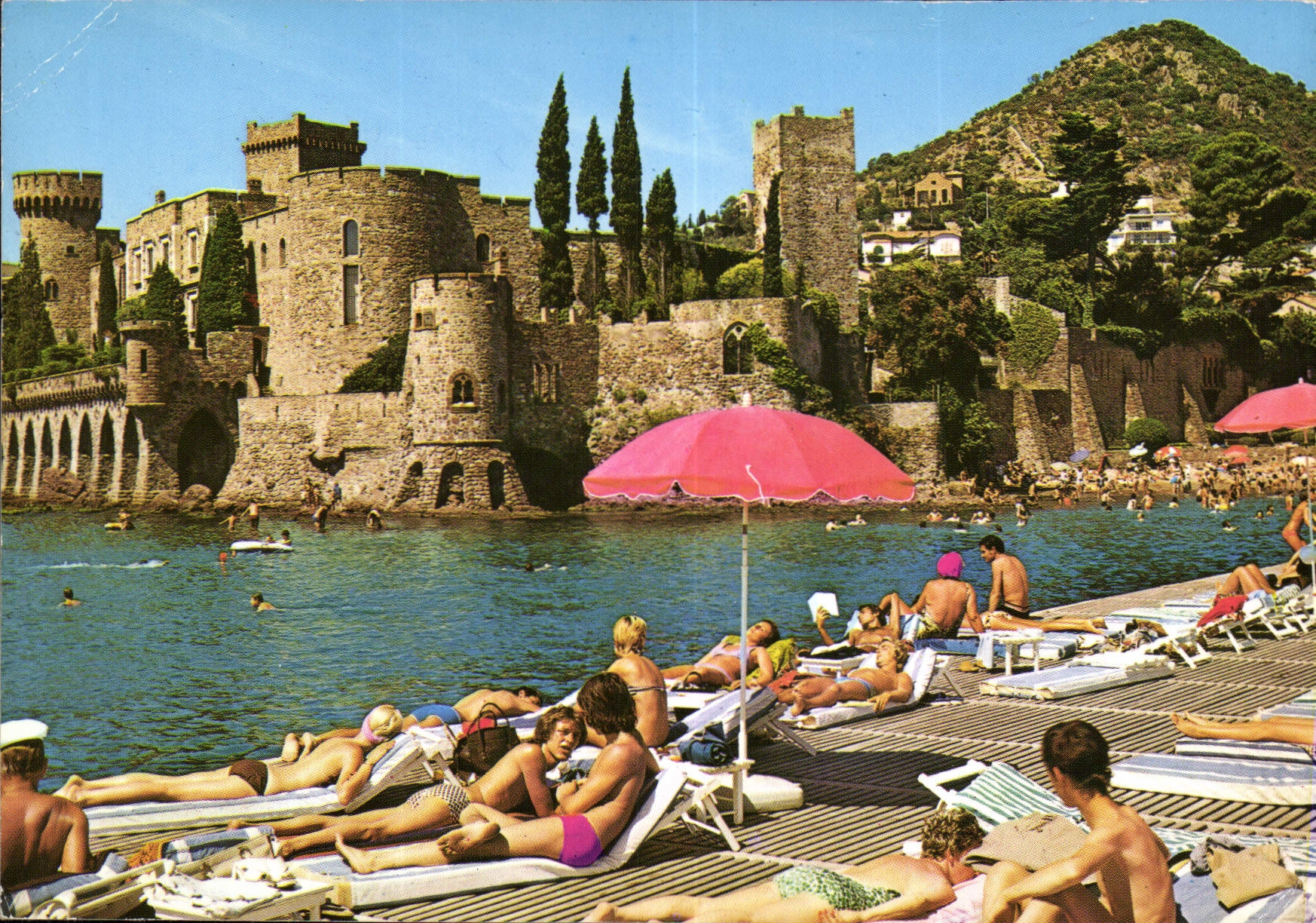 CPM La Napoule le Chateau au 1er plan la Plage du Port 