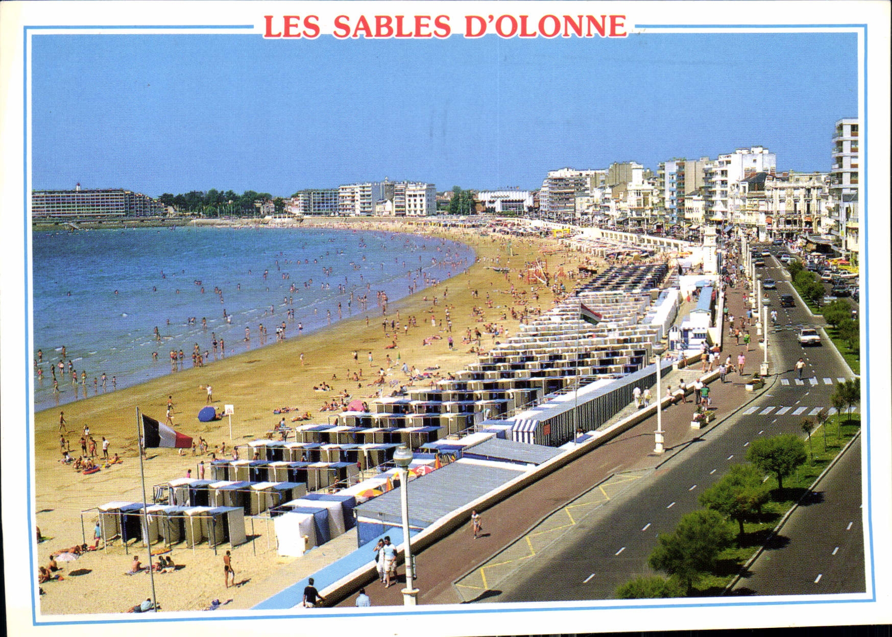 CPM Les Sables d'Olonne Vendee la plage le remblai et le casino 