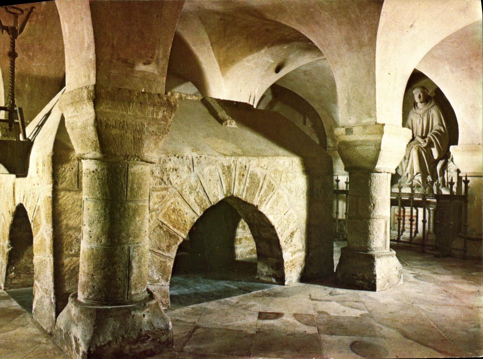 CPM La Crypte Saint Philbert dans l'Eglise de Noirmoutier