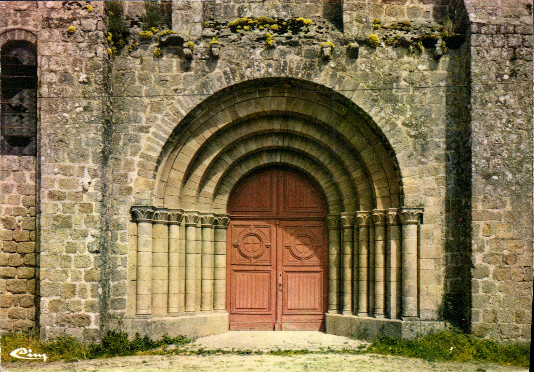 CPM La Chaize le Vicomte Vendee Porche de l'Eglise romane 